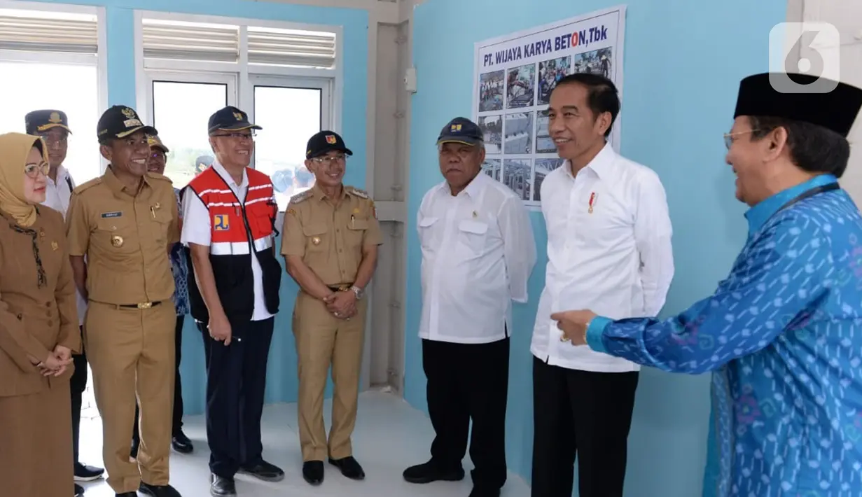 Presiden Joko Widodo meninjau hunian tetap bagi korban gempa di Kota Palu, Provinsi Sulawesi Tengah, Selasa (29/10/2019). Jokowi juga berharap, proses konstruksi bisa segera dimulai di awal tahun. (Liputan6.com/Biro Pers)