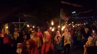 Lagu-lagu perjuangan dimainkan sepanjang pawai obor dan kirab bendera merah putih berlangsung di Limbangan Wetan, Brebes. (Liputan6.com/Fajar Eko Nugroho)