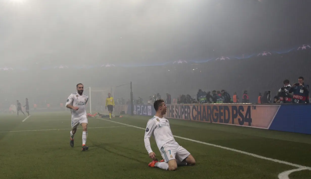 Bintang Real Madrid, Cristiano Ronaldo merayakan gol yang dicetaknya ke gawang PSG pada laga Liga Champions di Stadion Parc des Princes, Paris, Selasa (6/3/2018). PSG kalah agregat 2-5 dari Madrid. (AFP/Geoffroy Van Der Hasselt)