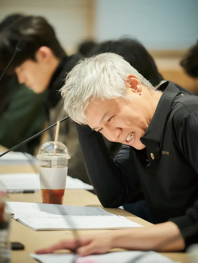 Park Ho San di momen reading film Omniscient Reader's Viewpoint. [Foto: Soompi]