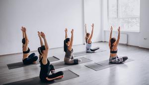 Merangkum gerakan yoga sederhana yang efektif membantu mengencangkan dan merampingkan lengan. (Foto: senivpetro/Freepik)