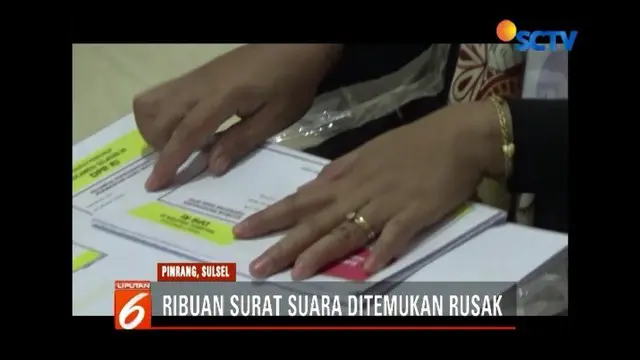 Ribuan surat suara ditemukan rusak saat proses penyortiran dan pelipatan surat  suara, di Kantor KPUD Kabupaten Pinrang, Sulawesi Selatan.