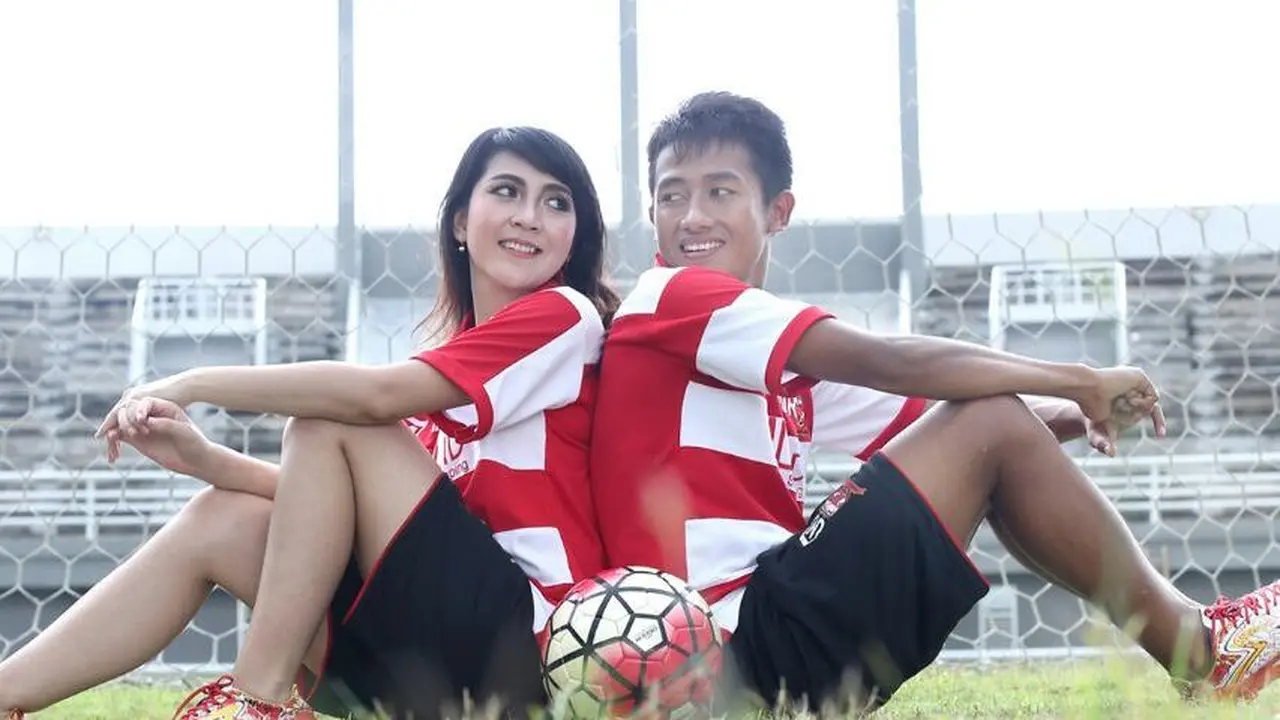 Bayu Gatra dan kekasihnya Venty Pratiwi memakai seragam Madura United (Liputan6.com / Musthofa Aldo)