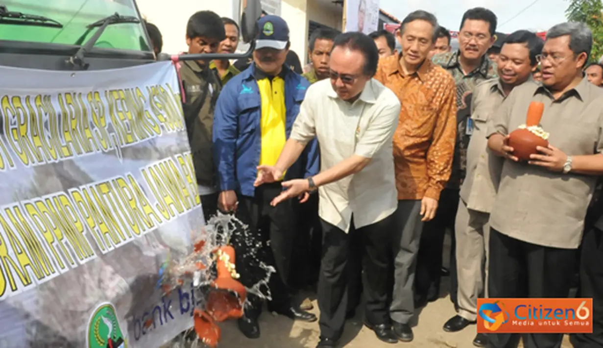 Citizen6, Losari: Menteri Kelautan dan Perikanan, Sharif C. Sutardjo meresmikan acara panen raya rumput laut di Desa Ambulu, Kecamatan Losari, Kabupaten Cirebon, Provinsi Jawa Barat, Sabtu (7/4). (Pengirim: Efrimal Bahri)