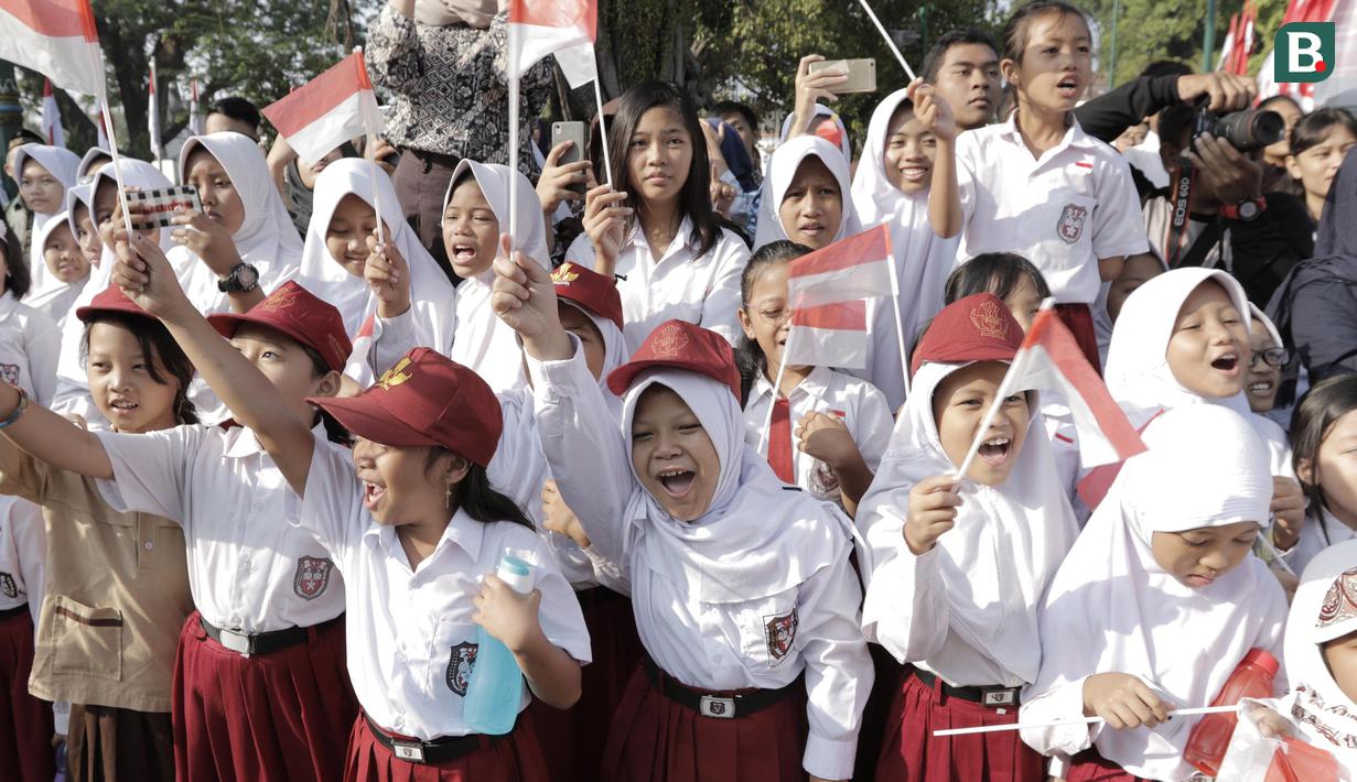 Sejumlah siswa memeriahkan kirab obor Asian Games 2018 di Pagelaran Keraton Yogyakarta, Kamis (19/7/2018). Total jarak kirab Obor di Yogya ini sepanjang 11,5 kilometer. (Bola.com/M Iqbal Ichsan)