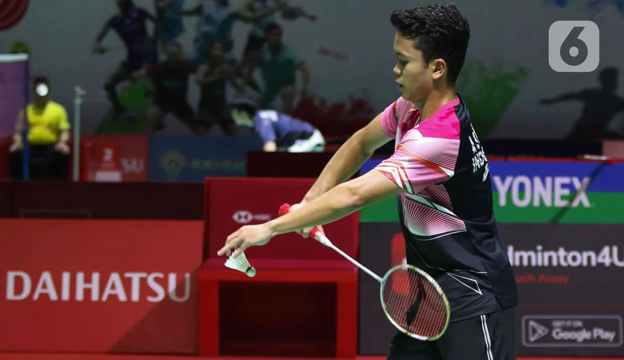 Tunggal putra bulu tangkis Indonesia Anthony Sinisuka Ginting bersiap melakukan servis ke arah wakil Hong Kong Lee Cheuk Yiu dalam pertarungan fase 32 besar yang dihelat di Istora Senayan, Jakarta, Rabu (25/1/2023). Ginting menumbangkan Lee dua gim langsung dengan skor 21-10, 21-12. (Liputan6.com/Herman Zakharia)