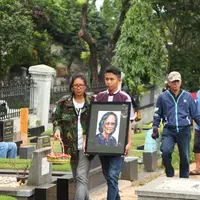 Ratusan orang baik dari keluarga, tetangga dan sahabat sesama musisi serta para penggemarnya ikut mengantarkan ke peristirahatan terakhirnya di TPU Tanah Kusir. Kesedihan mewarnai melepas kepergian musisi legendaris itu. (Daniel Kampua/Bintang.com)