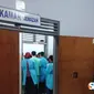 Tim dokter RSUD dr Soetrasno memeriksa kondisi jasad bayi yang dilahirkan oleh seorang siswa SMAN 1 Sulang di toilet sekolah pada Sabtu 18 agustus 2018. (Foto : Liputan6.com/suaramerdeka.com/Ilyas al-Musthofa)