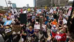 Sejumlah orang melakukan demonstrasi bertepatan 100 hari kerja Trump sebagai presiden di Market Street di Philadelphia, AS, Sabtu (29/4). Demonstran memprotes kebijakan Presiden Donald Trump terkait perubahan iklim. (AP Photo / Matt Rourke)