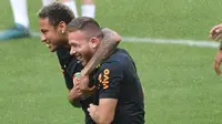 Arthur Melo mengakui keputusannya bergabung ke Barcelona tak lepas dari pengaruh Neymar. (AFP/Nelson Almeida)