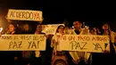 Ratusan orang pendukung kesepakatan damai membawa berbagai spanduk perdamaian dalam aksi diam di Bolivar Square, Bogota, Rabu (5/10). Pada referendum sebelumnya, rakyat Kolombia yang mendukung perdamaian mendapat suara 49,5 persen. (REUTERS/John Vizcaino