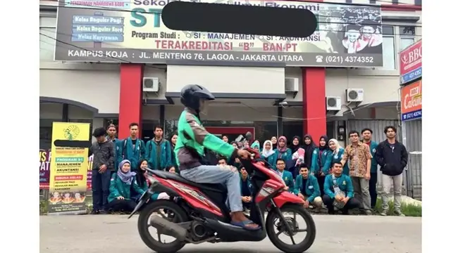 6 Potret Mahasiswa Gagal Foto Bersama Karena Motor Lewat Ini Bikin Elus Dada