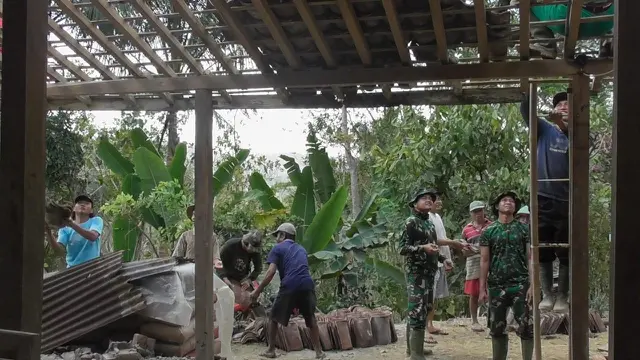 Anggota TNI dan warga bekerja bersama merehabilitasi rumah tak layak huni (RTLH) dalam TMMD Reguler ke-106 di Desa Rahayu, Padureso, Kebumen. (Foto: Liputan6.com/Kodim 0709 Kebumen/Muhamad Ridlo)