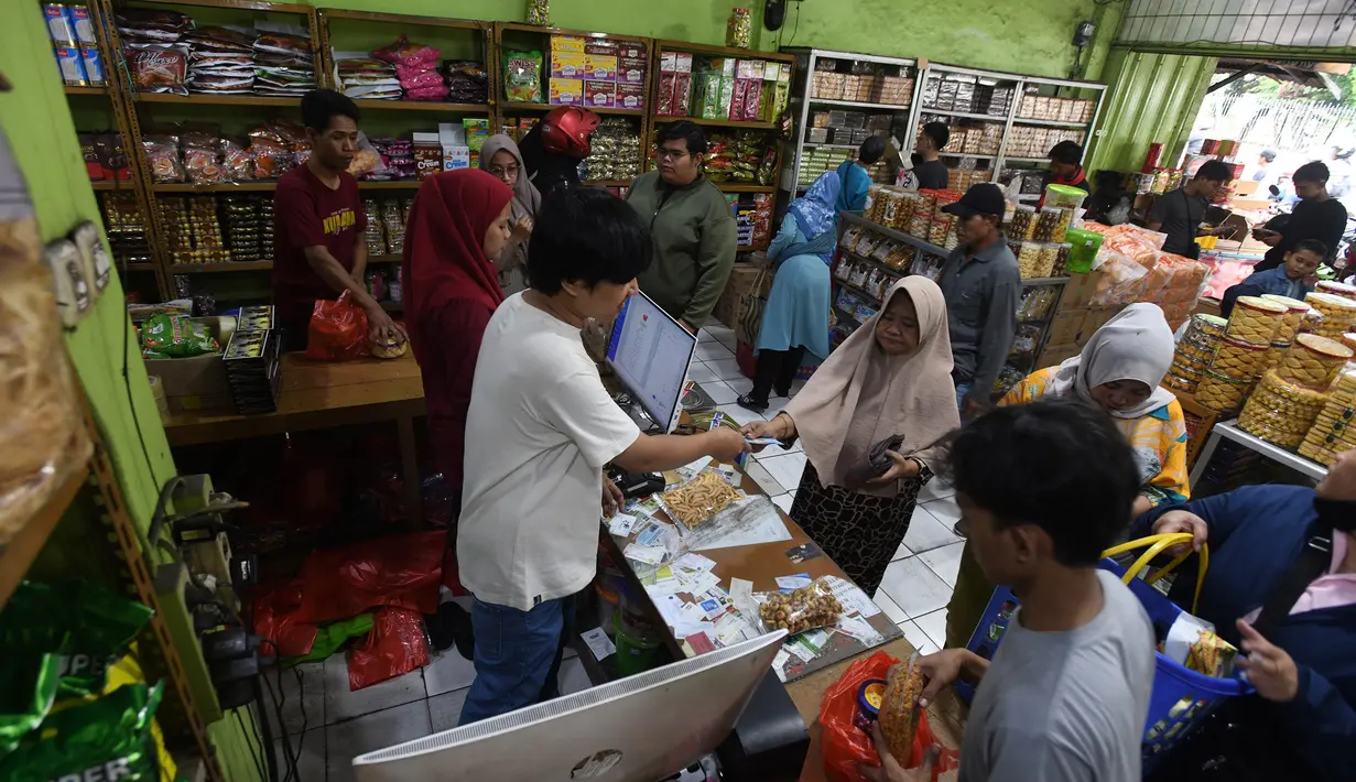 Para pedagang di kawasan ini berhasil menawarkan kue kering dengan harga lebih murah dibandingkan lokasi penjualan lainnya. (merdeka.com/Arie Basuki)