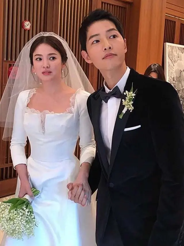 [Bintang] Kemesraan Song Joong Ki dan Song Hye Kyo di Konser IU