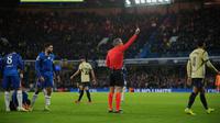 Ronald Araujo (kanan) langsung berjalan keluar lapangan usai mendapat kartu merah di laga Chelsea vs Barcelona di Liga Champions 2025/2026 di Stamford Bridge, Rabu (26/11/2025). (AP Photo/Kin Cheung)