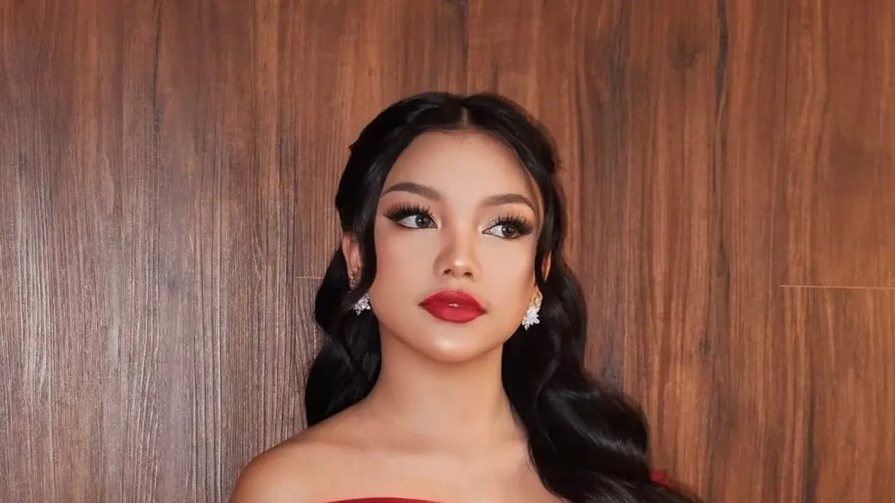 Pesona Naura Ayu Dipulas Makeup Bold dengan Lipstik Merah khas Snow White