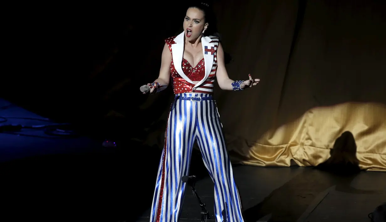 Katy Perry saat bernyanyi pada acara Hillary Victory Fund "I'm With Her" di Radio City Music Hall, New York, AS (2/3). Capres AS Hillary Clinton menggelar konser amal dalam acara kampanye lanjutan di New York. (REUTERS/Mike Segar)