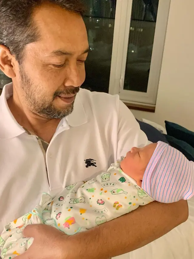 6 Momen Orang Tua Nikita Willy Gendong Baby Izz, Cucu Pertama