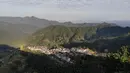Foto dari udara yang diabadikan pada 5 November 2020 ini menunjukkan pemandangan Desa Mulihong di wilayah Xiuning, Provinsi Anhui, China timur. Desa Mulihong dibangun lebih dari 400 tahun yang lalu pada akhir Dinasti Ming. (Xinhua/Huang Bohan)