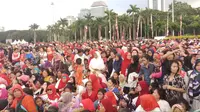 Ribuan warga menyambangi Monas dalam kegiatan bagi-bagi sembako (Liputan6.com/ Ady Anugrahadi)