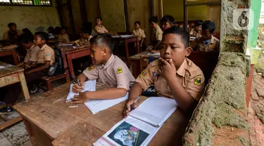 Murid SDN Samudrajaya 04 mengikuti proses belajar mengajar di Ruang Kelas 5, Desa Samudrajaya, Kecamatan Tarumajaya, Kabupaten Bekasi, Jawa Barat, Selasa (21/1/2020). Murid SDN Samudrajaya 04 terpaksa belajar di gedung sekolah yang rusak sejak tahun 2014. (merdeka.com/Imam Buhori)