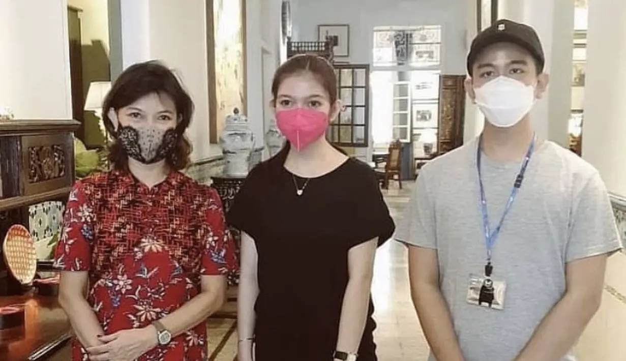 <p>Tampil serba hitam, tas kuning dari Hermes warna kuning yang dibawa Selvi pun curi perhatian. @selvi_gibran</p>