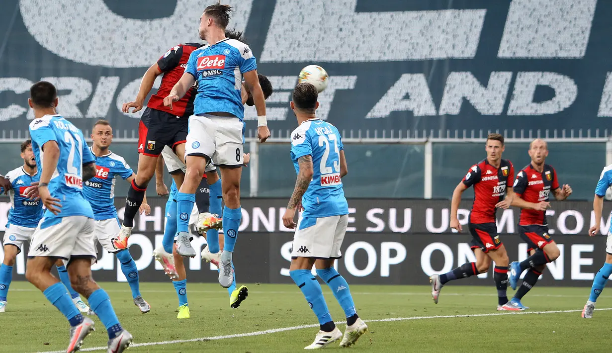 Bek Genoa, Edoardo Goldaniga melompat untuk mencetak gol ke gawang Napoli pada pekan ke-31 Serie A Liga Italia musim 2019/2020 di Stadion Luigi Ferraris, Rabu (8/7/2020). Napoli unggul tipis 2-1 atas Genoa . (Tano Pecoraro/LaPresse via AP)