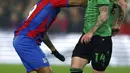 Pemain Stoke City Josh Tymon (kanan) ditantang pemain Crystal Palace Jordan Ayew pada pertandingan putaran kelima Piala FA di Selhurst Park, London, Inggris, 1 Maret 2022. Crystal Palace menang 2-1. (AP Photo/Ian Walton)