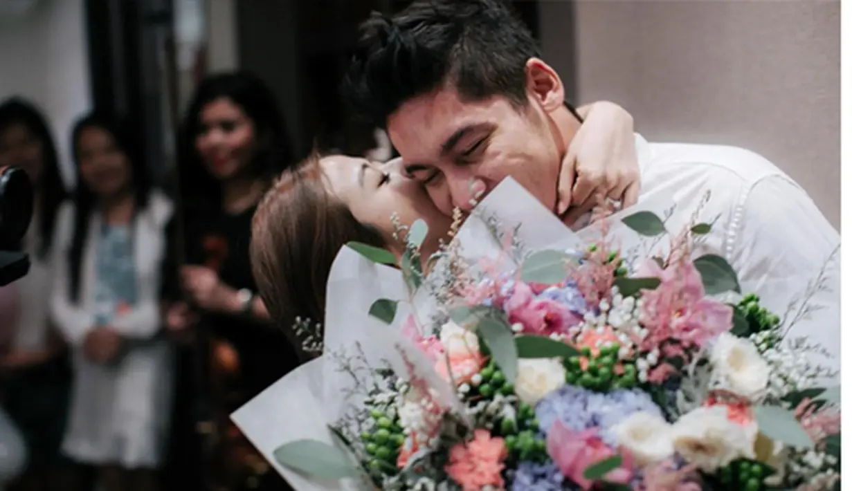 Disinggung tentang pernikahan keduanya yang dikabarkan bakal dilangsungkan tahun depan. 'Ehmm Doain aja secepatnya (nikah),' tutur Ati. (Via Instagram/@samuel_zylgwyn)