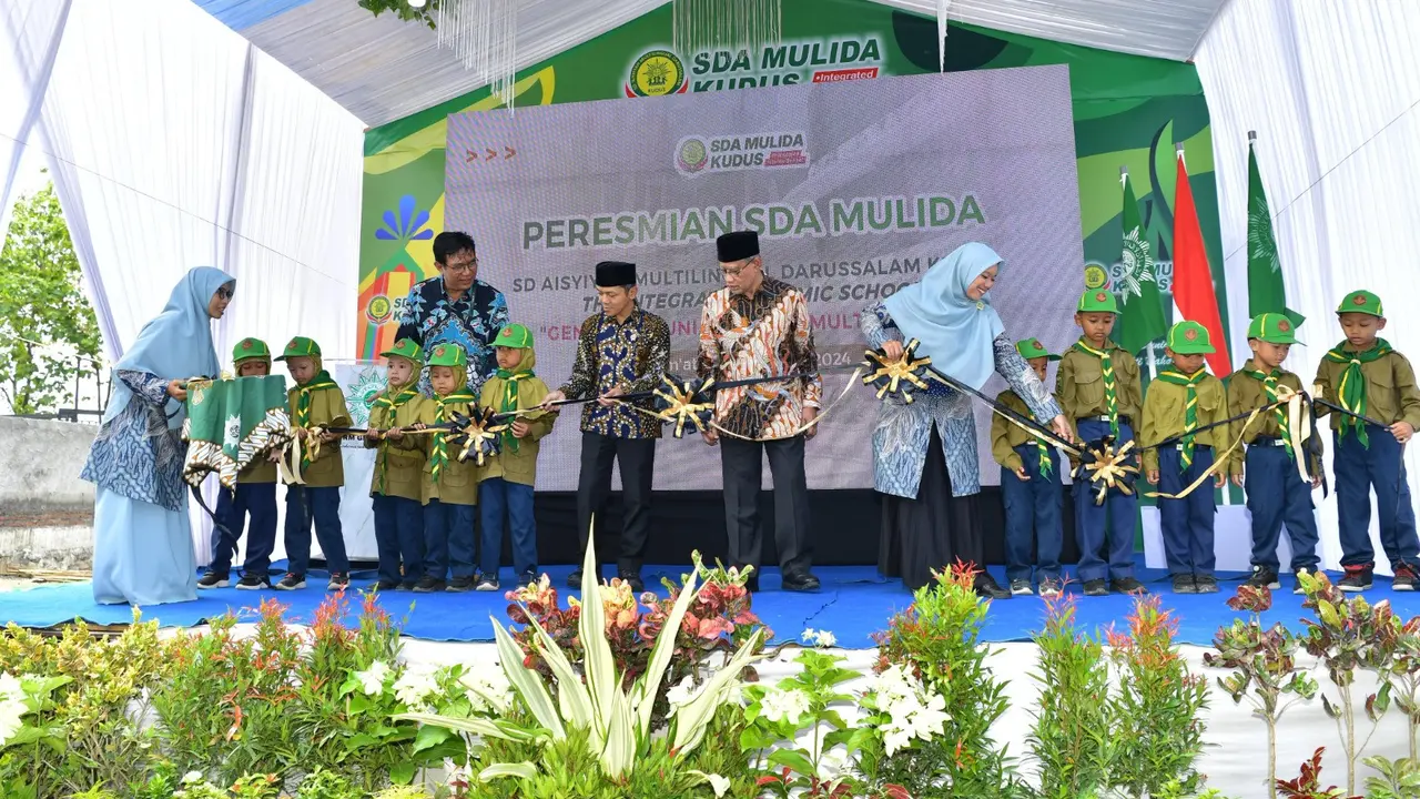 Wamendikdasmen, Fajar Riza bersama Ketua PP Muhammadiyah KH Haedar Nashir meresmikan kampus SD Asyiyah Multilingual Darussalam di Kudus, Jawa Tengah. (Liputan6.com/Arief Pramono)