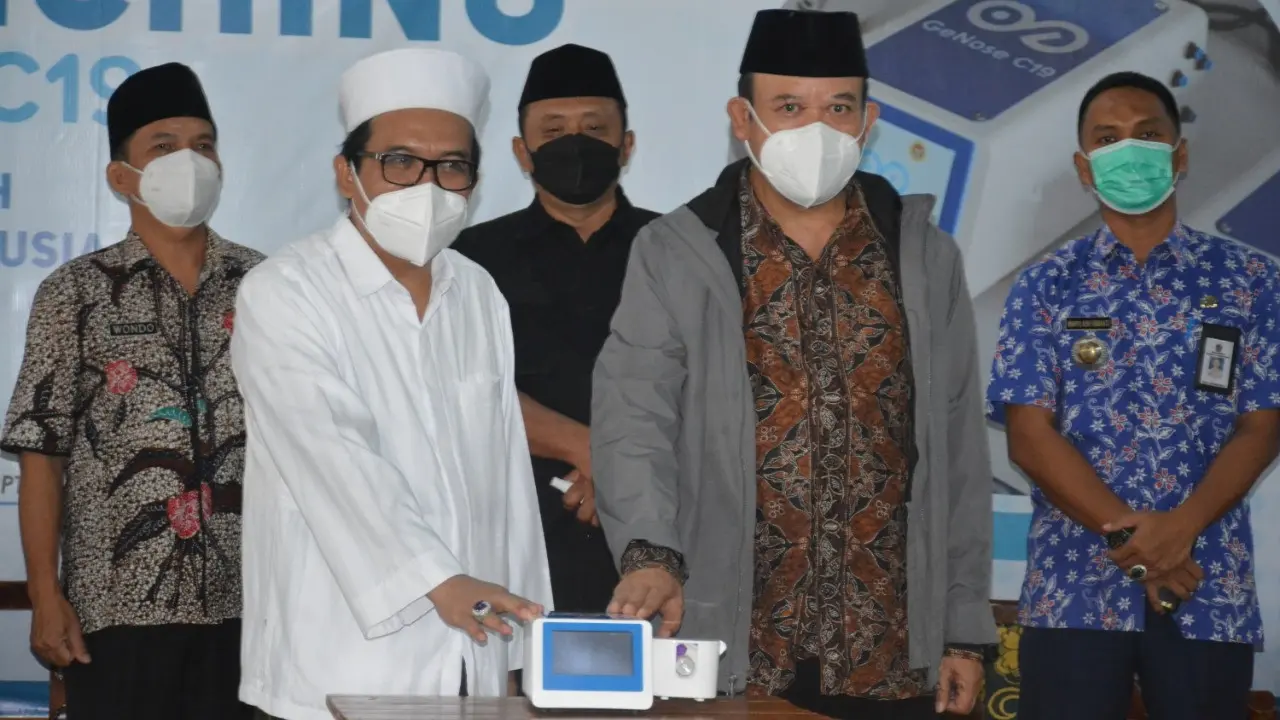 Pengasuh Ponpes At Taujieh Al Islamy 2 Andalusia, KH Zuhrul Anam Hisyam dan Bupati Banyumas, Achmad Husein melaunching alat deteksi dini Covid-19 GeNose. (Foto: Liputan6.com/Istimewa)