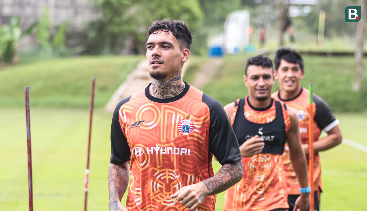Shayne Pattynama (tengah) tampak santai dalam menjalani sesi latihan Persija Jakarta yang diadakan di Persija Training Ground, Depok, pada Senin (2/2/2026) sore WIB. (Bola.com/Nur Iman Ali)