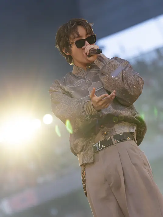 Kenakan atasan yang sama, J-Hope tampilkan persona beda dengan celana panjang wol krem ​​berlipit. [Louis Vuitton]