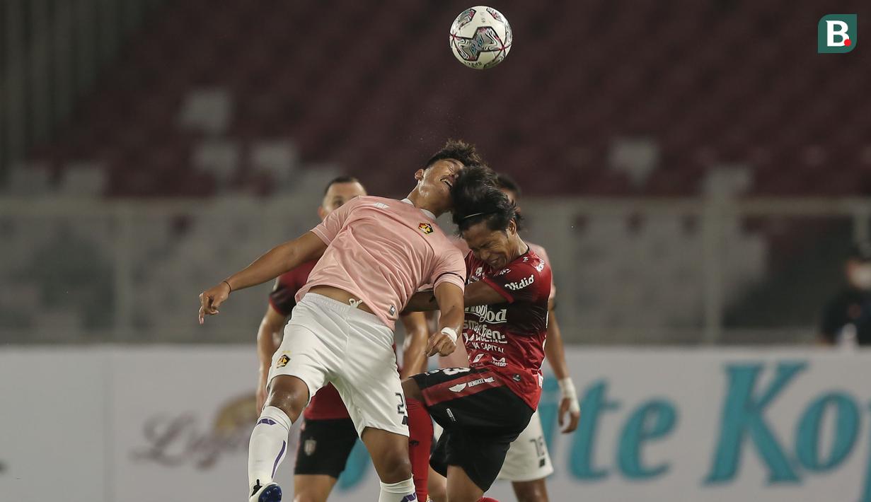 Pemain Bali United, Moch Fahmi Al Ayyubi (kanan) berebut bola dengan pemain Persik Kediri, Ibrahim Sanjaya dalam laga pembukaan BRI Liga 1 2021/2022 antara Bali United melawan Persik Kediri di Stadion Utama Gelora Bung Karno, Jumat (27/8/2021). (Foto: Bola.com/Ikhwan Yanuar)