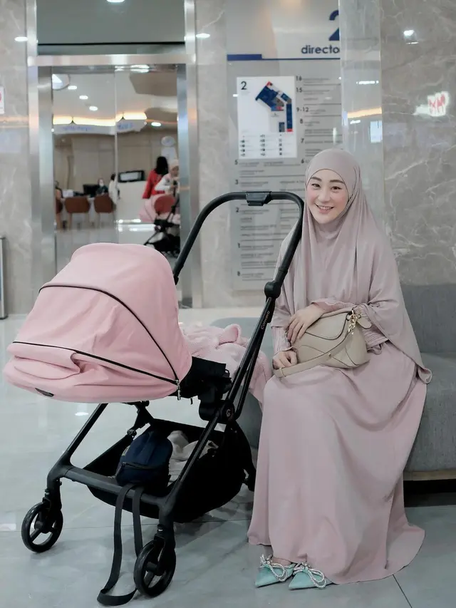 5 Potret Larissa Chou saat Asuh Dua Anak, Penampilan Curi Perhatian