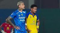 Ciro Alves (kiri) dan Bagas Kaffa dalam pertandingan BRI Liga 1 2023/2024 antara Barito Putera melawan Persib Bandung, Jumat (23/2/2024) malam WIB di Stadion Sultan Agung, Bantul. (Dok. Barito Putera)
