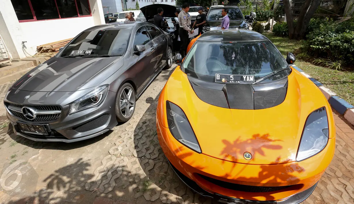 Sejumlah mobil mewah dengan plat nomor palsu berhasil diamankan petugas Satlantas Jakarta Utara dalam operasi yang digelar mulai 27 Mei hingga 11 Juni 2015, Jakarta, Kamis (28/5/2015). (Liputan6.com/Faizal Fanani)