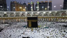 Ribuan umat muslim dari penjuru dunia melaksanakan salat di Masjidil Haram, Makkah, Arab Saudi pada Minggu (26/5/2019). Ramadan adalah bulan istimewa bagi umat Islam, banyak orang berlomba–lomba melakukan amalan ibadah sebanyak–sebanyaknya salah satunya  umrah. (REUTERS/Waleed Ali)