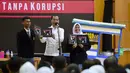 Presiden Joko Widodo memberikan album foto kepada siswa seusai menyaksikan drama bertajuk Prestasi Tanpa Korupsi di SMKN 57 Jakarta, Jakarta Selatan, Senin (9/12/2019). Kegiatan tersebut dalam rangka memperingati Hari Antikorupsi Sedunia. (Liputan6.com/Biropres Kepresidenan)