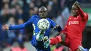 Gelandang Chelsea, N'Golo Kante (kiri) berebut bola dengan gelandang Liverpool, Naby Keita pada laga final Piala Liga Inggris 2021/2022 di Wembley Stadium, London (27/2/2022). Meski masih menjadi bagian penting Chelsea, namun karena belum adanya kesepakatan mengenai kontrak baru, N'Golo Kante bisa saja pergi secara gratis pada akhir musim 2022/2023 seiring berakhirnya masa kontraknya bersama The Blues. (AFP/Justin Tallis)