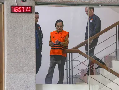 Mantan Sekretaris Jenderal (Sekjen) MPR RI Ma'ruf Cahyono dengan mengenakan rompi oranye berjalan menuju mobil tahanan  usai menjalani pemeriksaan di Gedung Merah Putih KPK, Jakarta, Kamis (09/07/2026).
