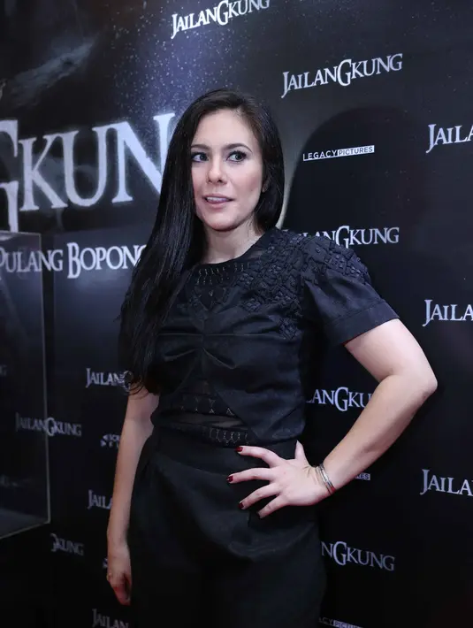 Saat hadir dalam pemutaran film Jailangkung di Plaza Senayan, Jakarta Pusat, Senin (19/06/2017) Wulan Guritno mengakui dirinya sejak lama sebagai seorang penakut. Apalagi setelah bermain dalam film horor. (Nurwahyunan/Bintang.com)