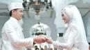 Sekarang ini, Lisya telah resmi menjadi istri dari Tommy Kurniawan. Keduanya resmi menikah di Hotel Hermes, Banda Aceh, Aceh, Pada Minggu, 18 Februari 2018. Tampak serasi dengan balutan busana putih saat akad nikah. (Instagram/seleb_indonesia)