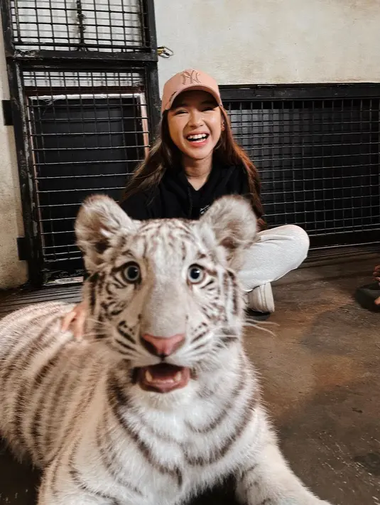 Mengaku menjadi penggemar kucing, Tiara Andini mengunjungi Selen dengan busana kasual. Sweater hitam yang dipadukan dengan celana putih. Penampilan Tiara dipermanis dengan topi berwarna pink. (instagram/tiaraandini)