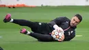 Kiper Villarreal Sergio Asenjo menghentikan bola selama sesi latihan sebelum leg kedua babak perempat final Liga Champions 2021/22 di Ciudad deportiva Villarreal di Vila-Real, Senin (11/4/2022). Villarreal akan kembali bertemu Bayern Munchen pada Rabu 13 April 2022 dini hari WIB. (JOSE JORDAN/AFP)