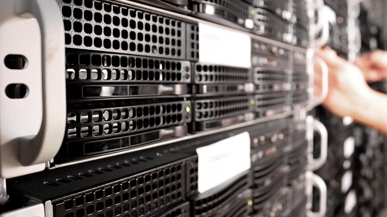 Ilustrasi Server, Cloud Server, Cloud Hosting