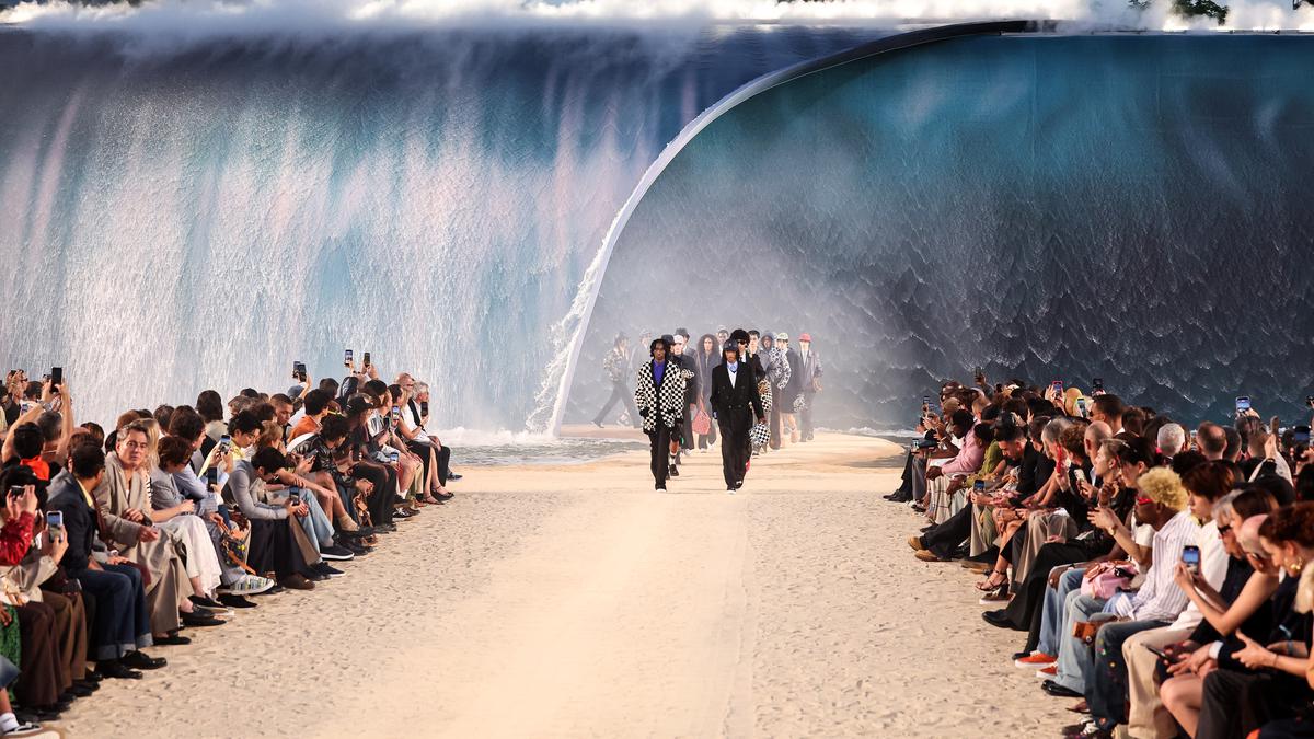 Louis Vuitton Hadirkan Ombak Buatan 26 Kaki ke Runway di Malam Terpanas Paris