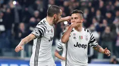 Paulo Dybala (kanan) mencetak satu-satunya gol kemenangan untuk timnya saat menyingkirkan FC Porto pada leg kedua Babak 16 Besar Liga Champions di Juventus stadium, (14/3/2017). Juventus menang 1-0. (Alessandro Di Marco/ANSA via AP)