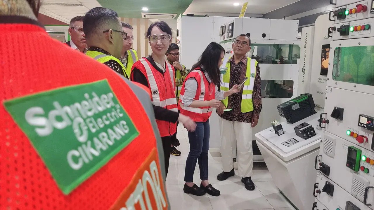 Global Chief Strategy and Sustainability Officer Schneider Electric, Gwenaelle Avice-Huet melihat salah satu produksi Schneider Electric di Cikarang, Jawa Barat. (Liputan6.com/Dicky Agung Prihanto)